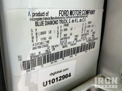 2013 Ford F-650 XLT 4x2 Crew Cab Camión Caja Abierta