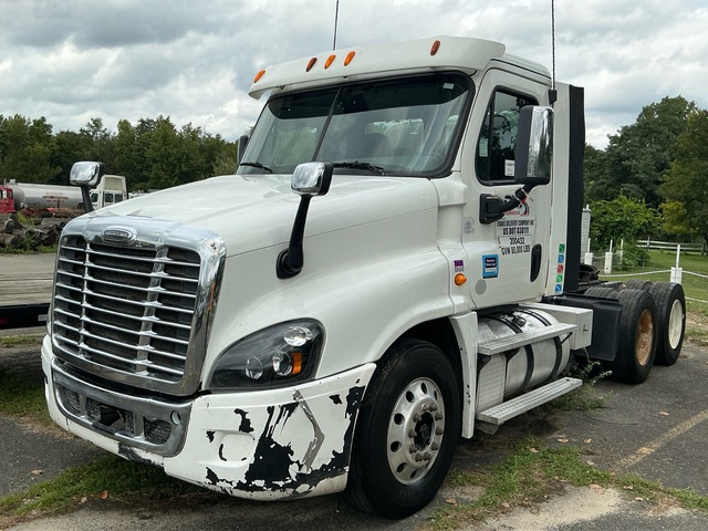 2014 Freightliner Cascadia 125 6x4 T/A Day Cab Truck Tractor