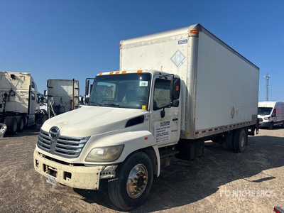 Hino 338 4x2 Furgoneta caja cerrada