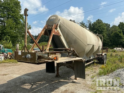 1981 Fruehauf T/A Pneumatic Bulk Trailer