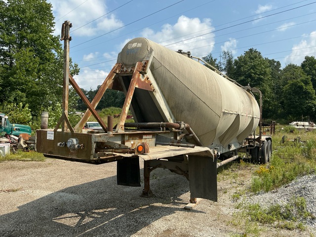 1981 Fruehauf T/A Pneumatic Bulk Trailer