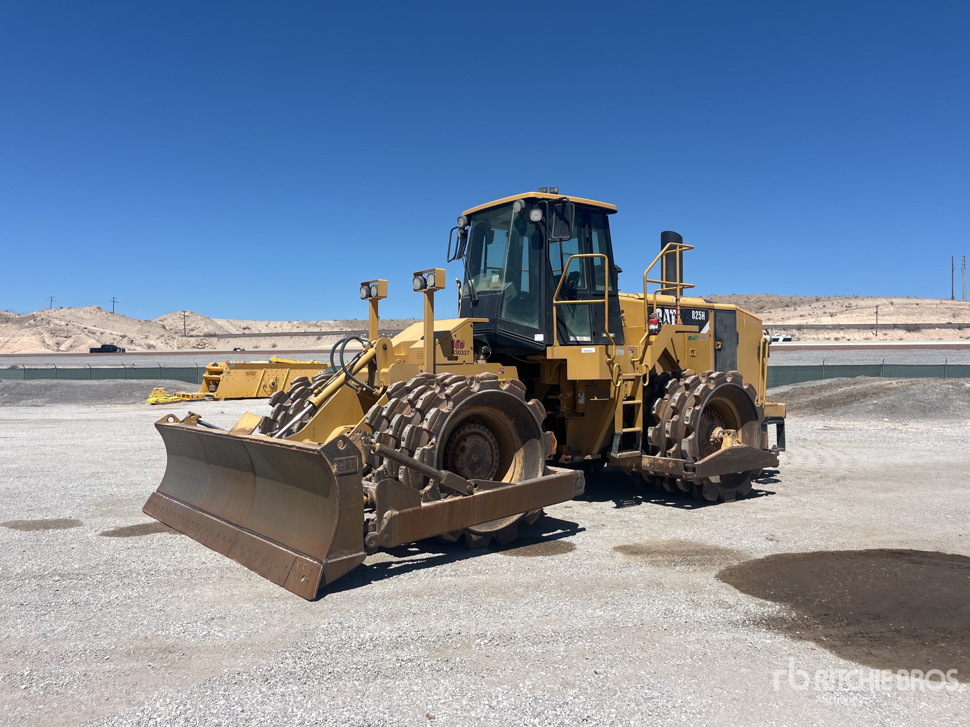 2004 Cat 825H Soil Compactor