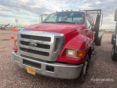 2004 Ford F-650 4x2 Crew Cab Camion à Plateau (Inoperable)