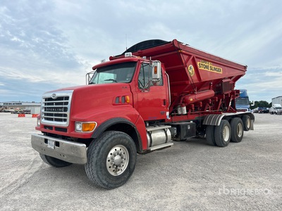 W.K. DAHMS 022503 on 2004 Sterling LT9500 6x4 Camion épandeur de pierres