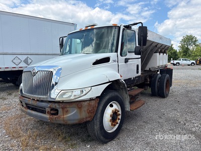 2003 International 4300 4x2 Spreidwagen (Inoperable)