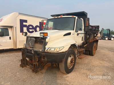 2003 International 4300 4x2 Spreader Truck
