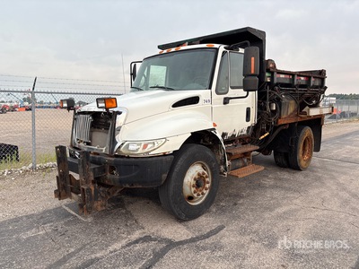 2003 International 4300 Ciężarówka z rozrzutnikiem