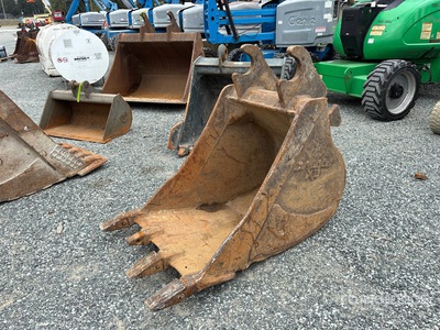 36 in Digging Excavator Bucket
