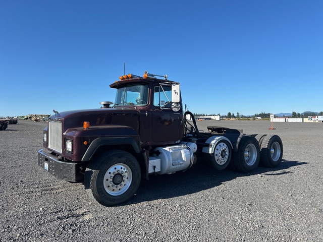 1993 Mack RD688S 8x4 Tri/A Day Cab Truck Tractor 1993 Mack RD688S 8x4 Tri/A Day Cab Truck Tractor