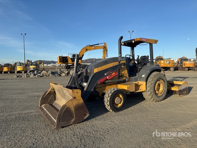 2018 John Deere 210L 4x4 Chargeuse entretien paysager