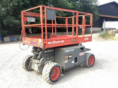 2016 Skyjack SJ6826RT Dual Fuel 4x4 Podnośnik nożycowy
