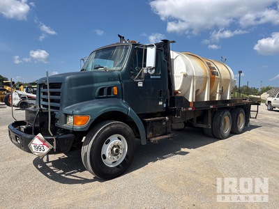 1998 Ford LT9501 2750 gal 6x4 20' Flatbed Water Truck