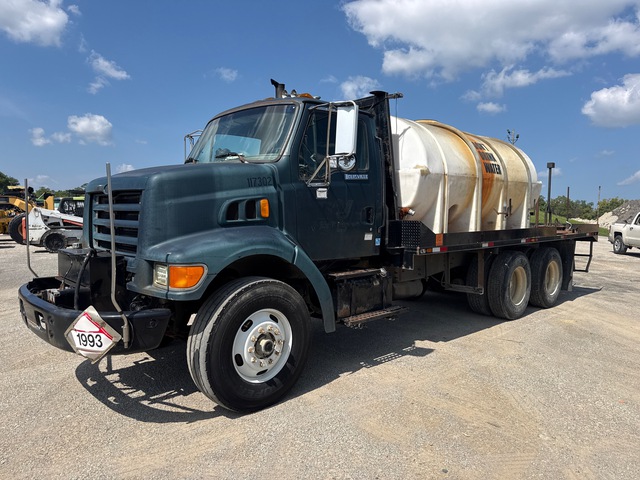 1998 Ford LT9501 2750 gal 6x4 Flatbed Water Truck