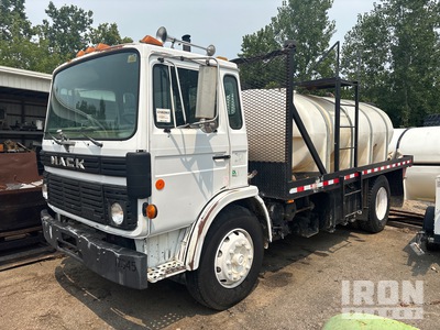 1990 Mack Mid-Liner 2000 gal 4x2 Autocarro cassone fisso per acqua