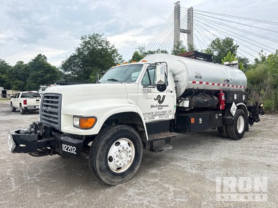 1998 Etnyre Black topper series 2000 2000 gal on 1998 Ford F800 4x2 Asphalt Distributor Truck