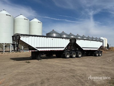 2014 Doepker 28 ft Tri/A Super B-Train Lead Grain Trailer