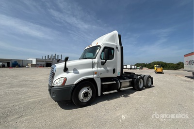 2015 Freightliner Cascadia 125 6x4 Ciągnik siodłowy T/A z kabiną dzienną