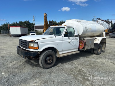 1993 Ford F-450 2000 L 4x2 Camion à eau