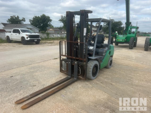 2018 Toyota 8FDU30 5620 lb Pneumatic Tire Forklift