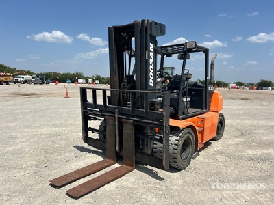 Doosan D70S-7 13600 lb Pneumatic Tire Heftruck