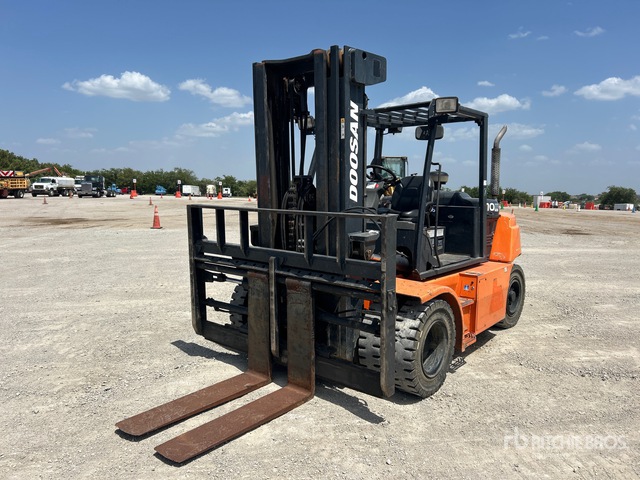 Doosan D70S-7 13600 lb Pneumatic Tire Forklift