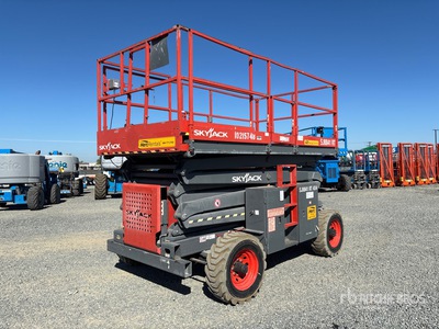 2017 Skyjack SJ8841 RT 4x4 Dual Fuel Podnośnik nożycowy