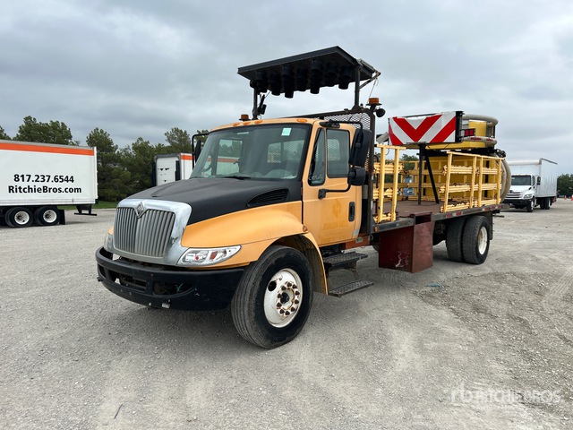2006 International 4300 4x2 Attenuator Truck