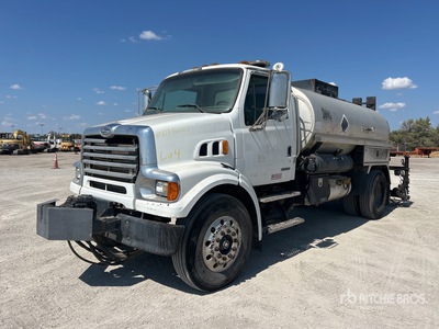 Etnyre CENT II 2000 gal on 2008 Sterling L7500 4x2 アスファルト運搬トラック
