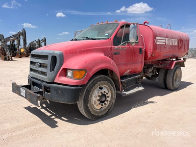 2005 Ford F-750 2000 gal 4x2 Camion à eau