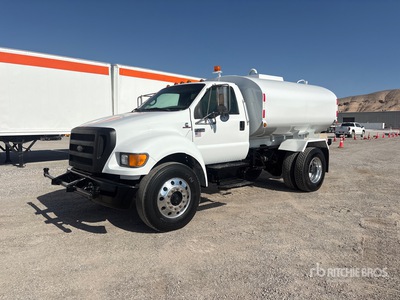 2005 Ford F-750 2000 gal 4x2 Water Truck