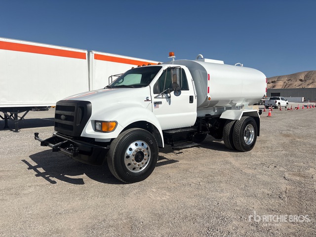 2005 Ford F-750 2000 gal 4x2 Water Truck