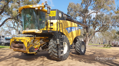 2004 New Holland CR970 Combine Harvester