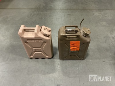 (37) Plastic Fuel Cans