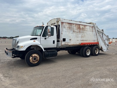 2004 International 7400 Waste Collection Truck