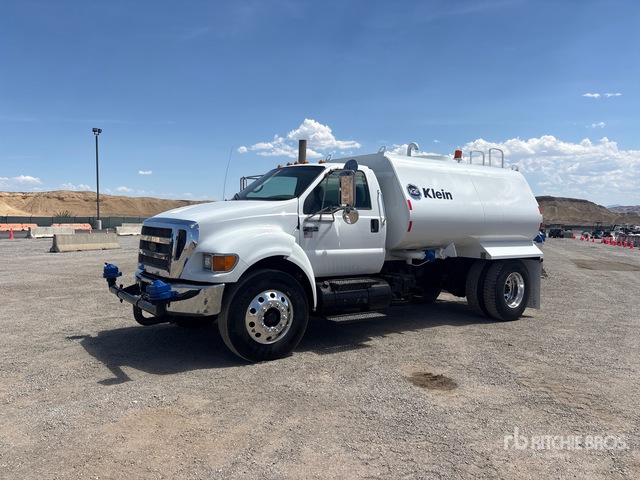 2009 Ford F-750 XLT 2000 gal 4x2 Water Truck