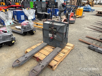 Toyota 8HBW23 660 lb Electric Pallet Jack