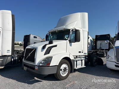 2017 Volvo VNL42T 4x2 Ciągnik siodłowy z kabiną dzienną S/A