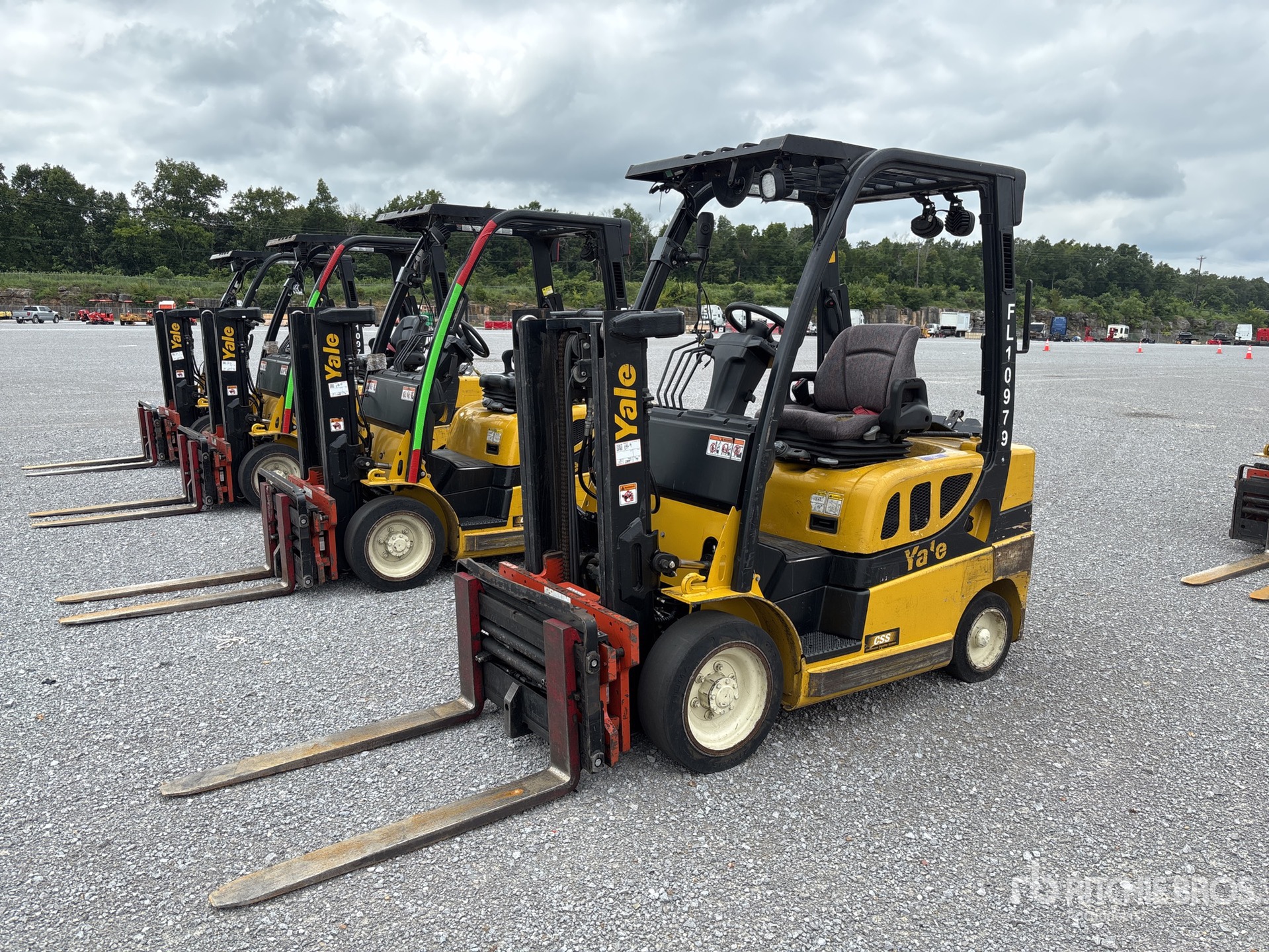 2016 Yale GC040LX 4000 lb Pneumatic Tire Forklift