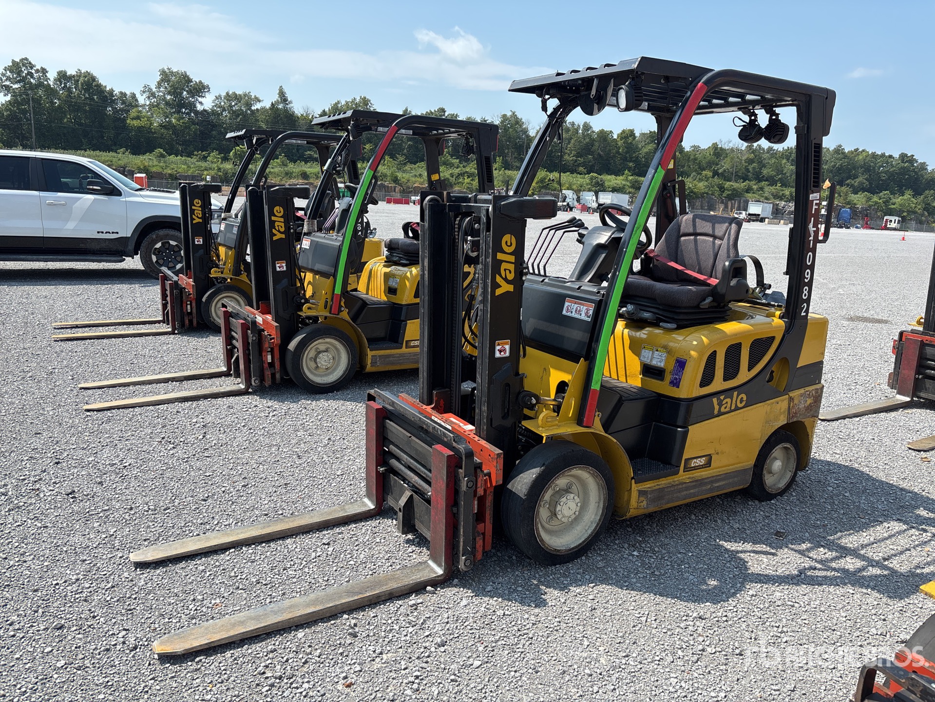 2016 Yale GC040LX 4000 lb Pneumatic Tire Forklift