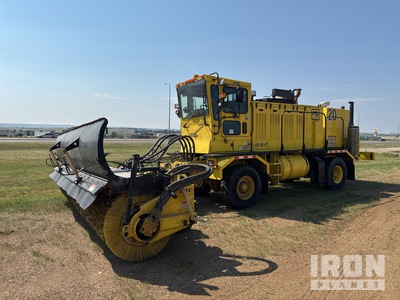 M-B Companies INC on 2005 Oshkosh truck model HB-2723 Camion balai