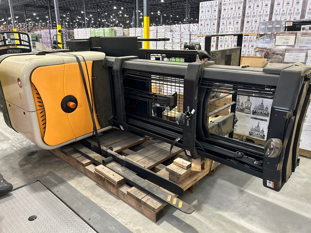 2016 Crown SP4050-30 3000 lb Order Picker