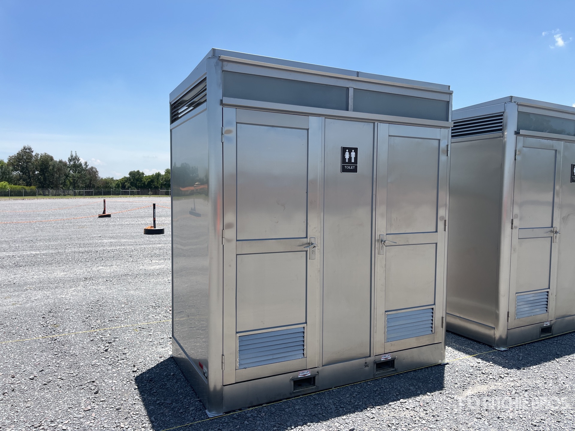 2026 Austin SST2213 2 Unit 4 ft 4 in x 7 ft 4 in 2 Person Skid-Mounted Baño Portatil (Sin Usar) / Portable Toilet (Unused)