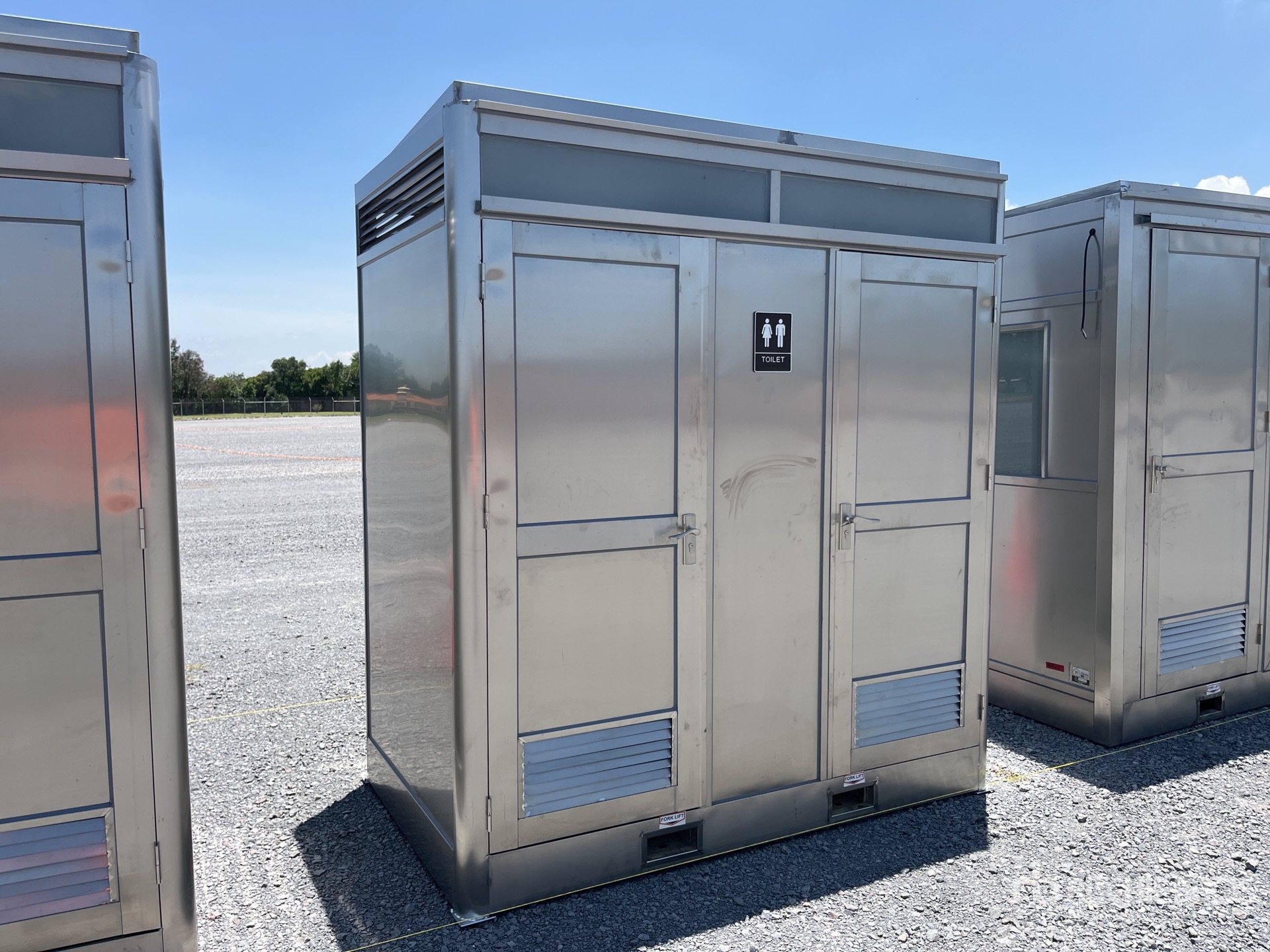 2026 Austin SST2213 2 Unit 4 ft 4 in x 7 ft 4 in 2 Person Skid-Mounted Baño Portatil (Sin Usar) / (Unused)