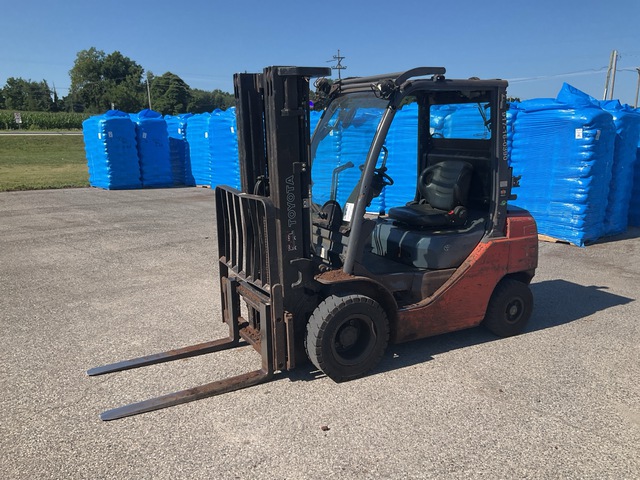 Toyota 8FGU25 4500 lb Pneumatic Tire Forklift