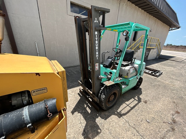 1998 Mitsubishi FG20B 4000 lb Pneumatic Tire Forklift (Inoperable)