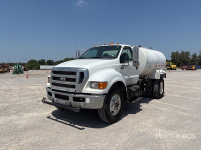 2011 Ford F-750 2000 gal 4x2 Water Truck