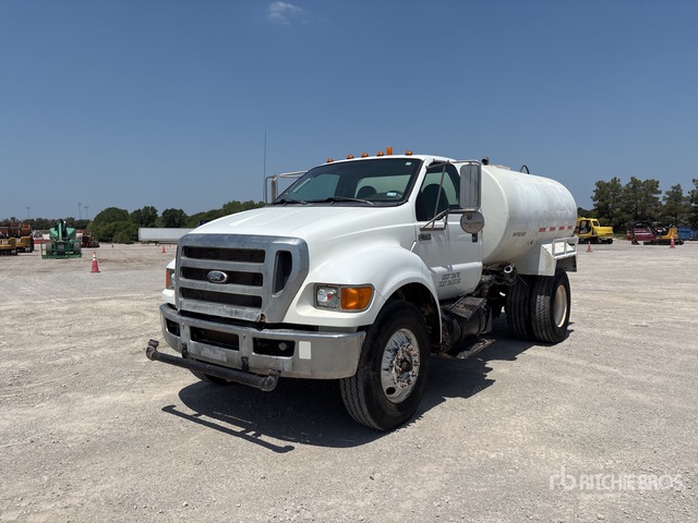 2011 Ford F-750 2000 gal 4x2 Water Truck