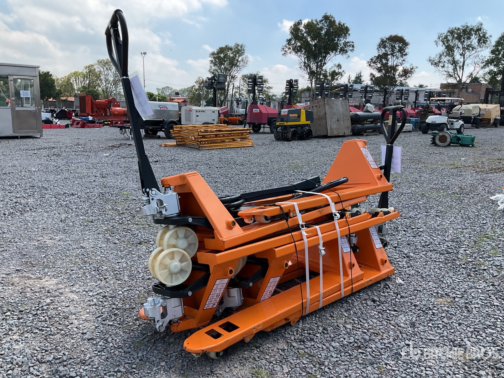 Quantity of (6) 2026 HPJ 3000 3 ton Lote de Patines Hidraulicos (Sin Usar) / Pallet Jack (Unused)