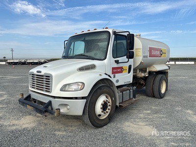 2017 Freightliner M2 106 2000 gal 4x2 Camion à eau