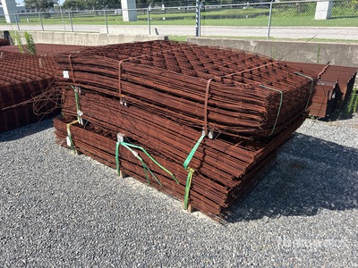Quantity of (3) Bundles of 8 ft x 4 ft Mesh Divers - Métaux